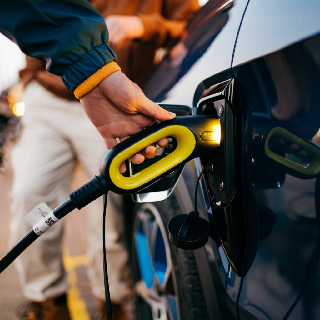 Cuánto tiempo tarda en cargar un coche híbrido enchufable
